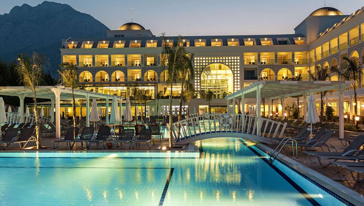 Karmir Resort & Spa