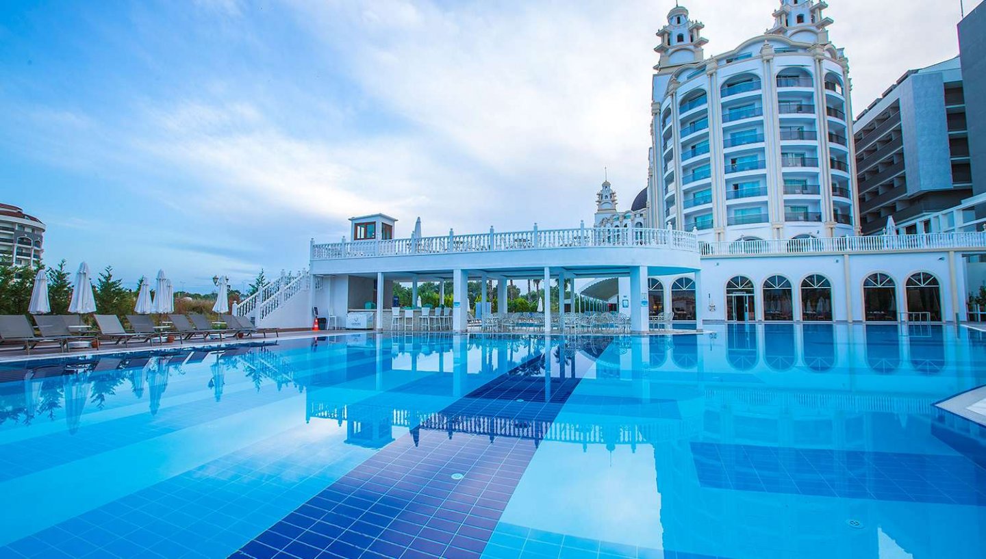 J'Adore Deluxe Hotel & Spa