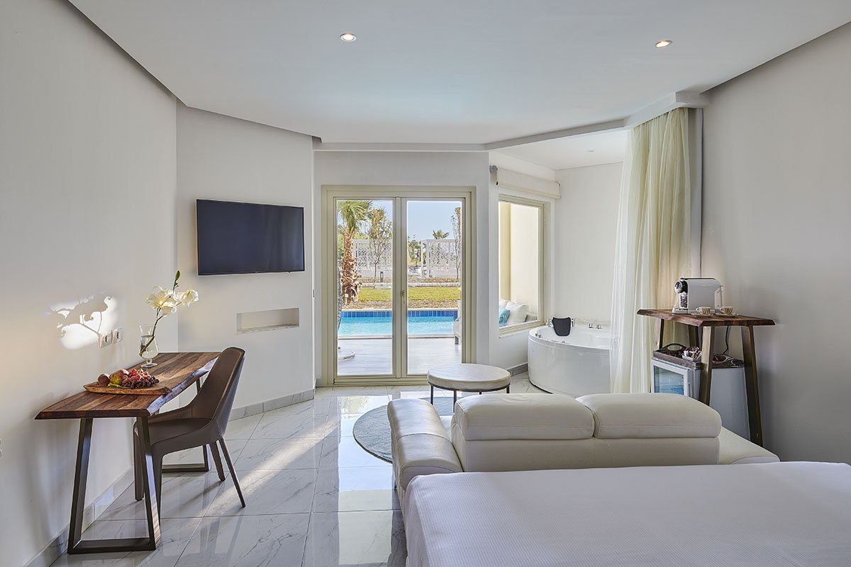 Swim-Up Suite
